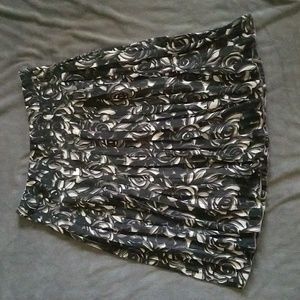 Flowy Romantic Black Floral Pleated Midi Skirt Size 4 Petite